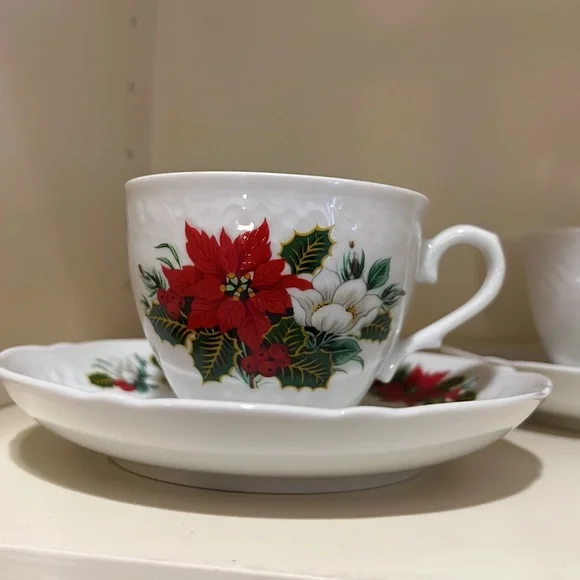 4 Holiday Cups & Saucers - Picture 3 of 9